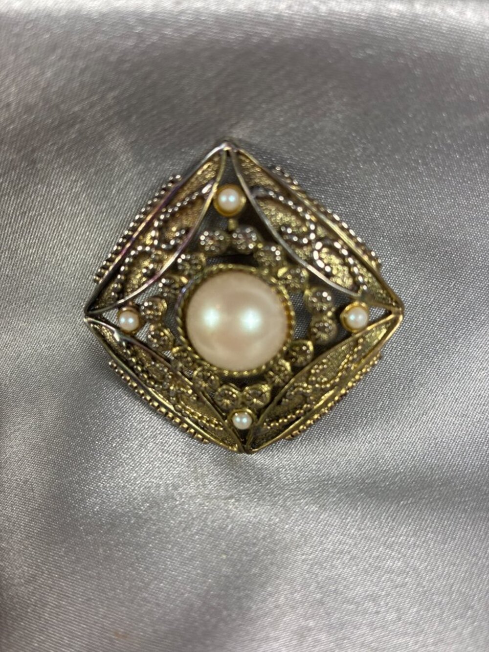 Vintage Made in USA Faux Pearl Rhinestone Gold Tone Diamond Brooch 2" - Picture 7 of 8